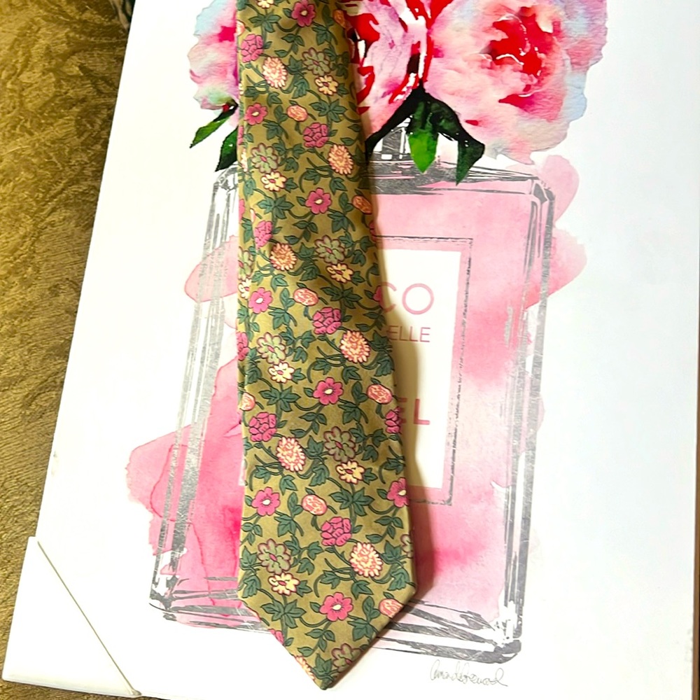 HEMES men's silk Tie for you or your Man! NWOT